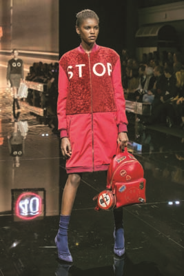 İNGİLİZ TASARIMCI ANYA HINDMARCH ÇANTALARINDA BAŞROLÜ EĞLENCELİ DESENLERE VERİYOR