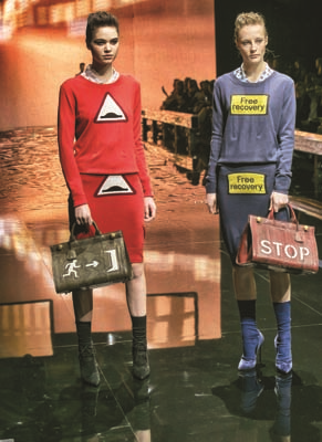 İNGİLİZ TASARIMCI ANYA HINDMARCH ÇANTALARINDA BAŞROLÜ EĞLENCELİ DESENLERE VERİYOR