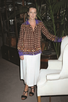 İNGİLİZ TASARIMCI ANYA HINDMARCH ÇANTALARINDA BAŞROLÜ EĞLENCELİ DESENLERE VERİYOR