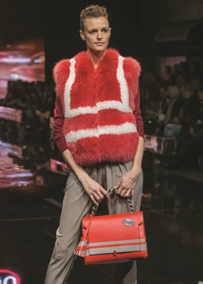 İNGİLİZ TASARIMCI ANYA HINDMARCH ÇANTALARINDA BAŞROLÜ EĞLENCELİ DESENLERE VERİYOR