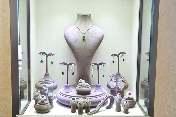 MÜCEVHER TANITIMINDA MODELLİK YAPTILAR 