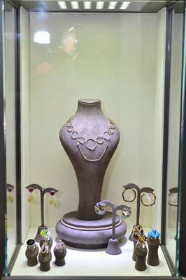 MÜCEVHER TANITIMINDA MODELLİK YAPTILAR 