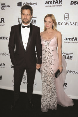 YARDIM GALASINDA ÜNLÜLER GEÇİDİ