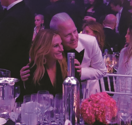 YARDIM GALASINDA ÜNLÜLER GEÇİDİ