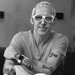 GELENEKSEL TÜRK CAM İŞÇİLİĞİ İLE BULUŞAN TASARIMCI KARIM RASHID