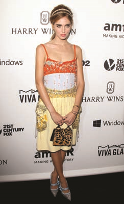 YARDIM GALASINDA ÜNLÜLER GEÇİDİ