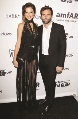 YARDIM GALASINDA ÜNLÜLER GEÇİDİ