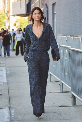 LILY ALDRIDGE ZEVKLİ TERCİHLERİYLE DİKKAT ÇEKİYOR