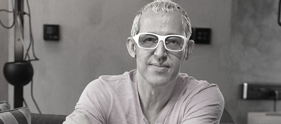 GELENEKSEL TÜRK CAM İŞÇİLİĞİ İLE BULUŞAN TASARIMCI KARIM RASHID