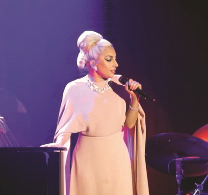 YARDIM GALASINDA ÜNLÜLER GEÇİDİ