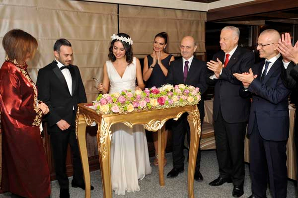 ÜNLÜ İSİMLERİ BULUŞTURAN DÜĞÜN