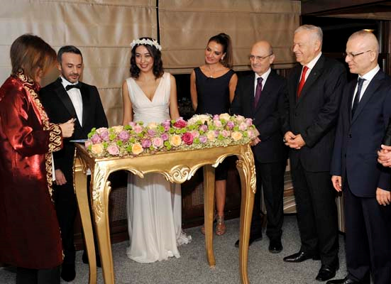 ÜNLÜ İSİMLERİ BULUŞTURAN DÜĞÜN