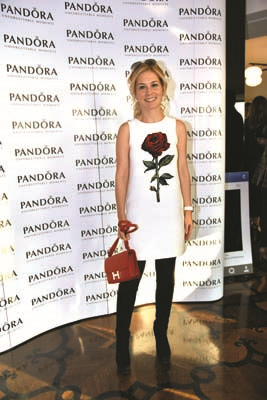 ÜNLÜ İSİMLER YENİ YIL DİLEKLERİNİ  TAKILARINA YANSITTILAR