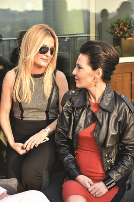 ÜNLÜ İSİMLER YENİ YIL DİLEKLERİNİ  TAKILARINA YANSITTILAR