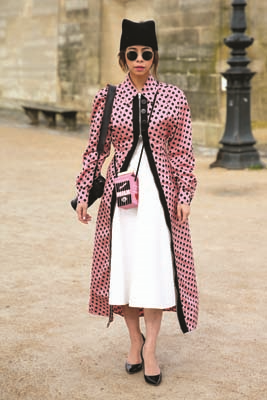 GİYİMİNİZE  ÇOCUKSU BİR NEŞE KATIN