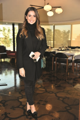 ÜNLÜ İSİMLER YENİ YIL DİLEKLERİNİ  TAKILARINA YANSITTILAR