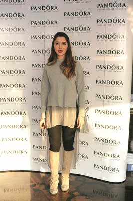 ÜNLÜ İSİMLER YENİ YIL DİLEKLERİNİ  TAKILARINA YANSITTILAR