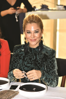 ÜNLÜ İSİMLER YENİ YIL DİLEKLERİNİ  TAKILARINA YANSITTILAR