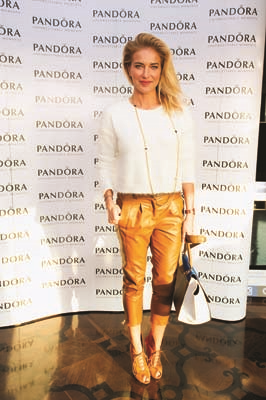 ÜNLÜ İSİMLER YENİ YIL DİLEKLERİNİ  TAKILARINA YANSITTILAR