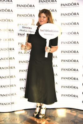 ÜNLÜ İSİMLER YENİ YIL DİLEKLERİNİ  TAKILARINA YANSITTILAR