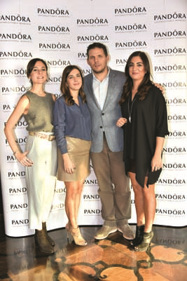 ÜNLÜ İSİMLER YENİ YIL DİLEKLERİNİ  TAKILARINA YANSITTILAR