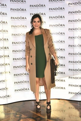 ÜNLÜ İSİMLER YENİ YIL DİLEKLERİNİ  TAKILARINA YANSITTILAR