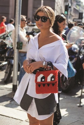 GİYİMİNİZE  ÇOCUKSU BİR NEŞE KATIN