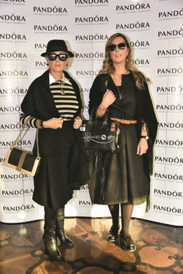 ÜNLÜ İSİMLER YENİ YIL DİLEKLERİNİ  TAKILARINA YANSITTILAR