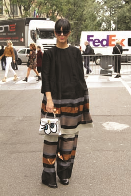 GİYİMİNİZE  ÇOCUKSU BİR NEŞE KATIN