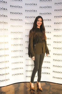 ÜNLÜ İSİMLER YENİ YIL DİLEKLERİNİ  TAKILARINA YANSITTILAR