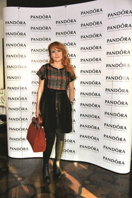 ÜNLÜ İSİMLER YENİ YIL DİLEKLERİNİ  TAKILARINA YANSITTILAR