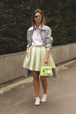 GİYİMİNİZE  ÇOCUKSU BİR NEŞE KATIN