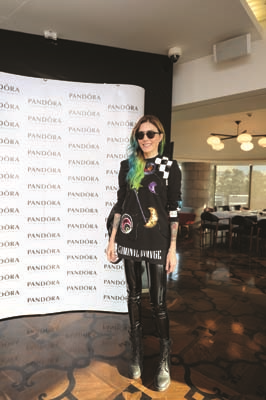 ÜNLÜ İSİMLER YENİ YIL DİLEKLERİNİ  TAKILARINA YANSITTILAR