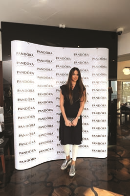 ÜNLÜ İSİMLER YENİ YIL DİLEKLERİNİ  TAKILARINA YANSITTILAR