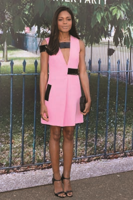 İNGİLİZ OYUNCU NAOMIE HARRIS KIRMIZI HALIDA RİSK ALMAKTAN ÇEKİNMİYOR