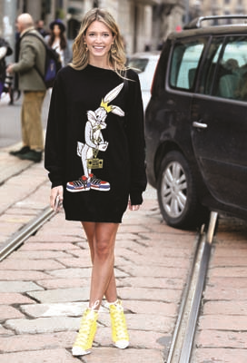 GİYİMİNİZE  ÇOCUKSU BİR NEŞE KATIN