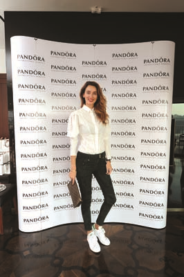 ÜNLÜ İSİMLER YENİ YIL DİLEKLERİNİ  TAKILARINA YANSITTILAR