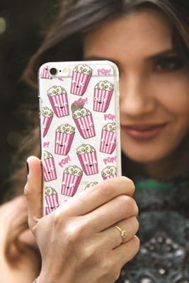 GİYİMİNİZE  ÇOCUKSU BİR NEŞE KATIN