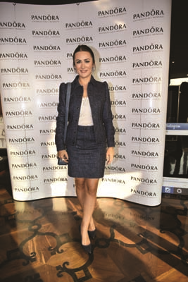 ÜNLÜ İSİMLER YENİ YIL DİLEKLERİNİ  TAKILARINA YANSITTILAR