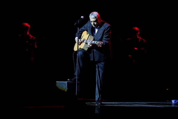 İSTANBUL'DA ENRICO MACIAS RÜZGARI ESTİ