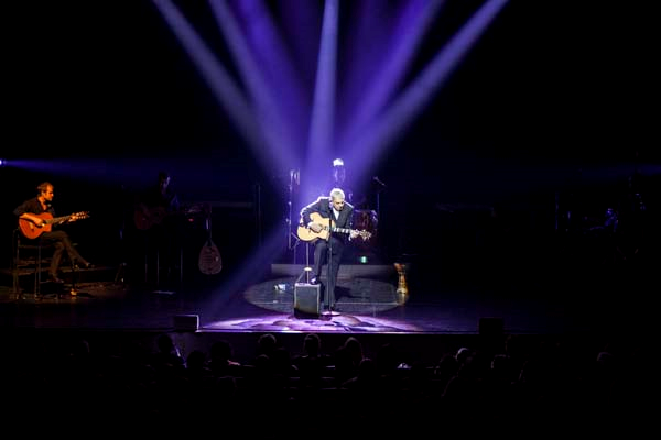 İSTANBUL'DA ENRICO MACIAS RÜZGARI ESTİ