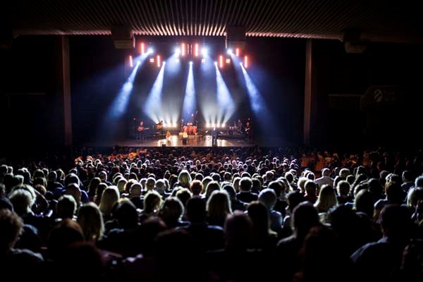 İSTANBUL'DA ENRICO MACIAS RÜZGARI ESTİ