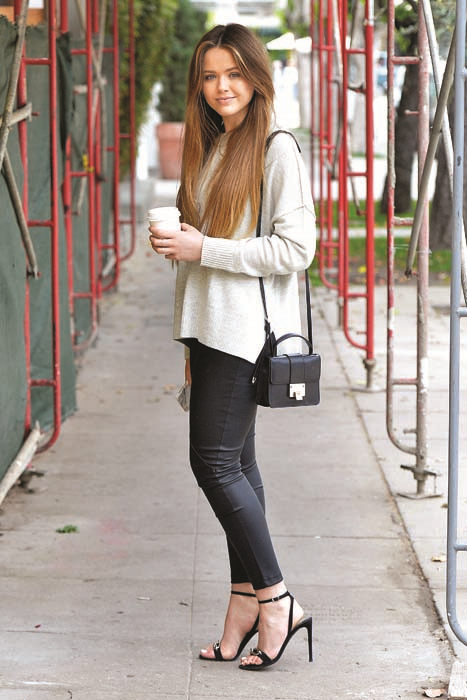 MODA HAFTALARININ SIKI TAKİPÇİSİ KRISTINA BAZAN GİYSİ TERCİHLERİYLE DİKKAT ÇEKİYOR