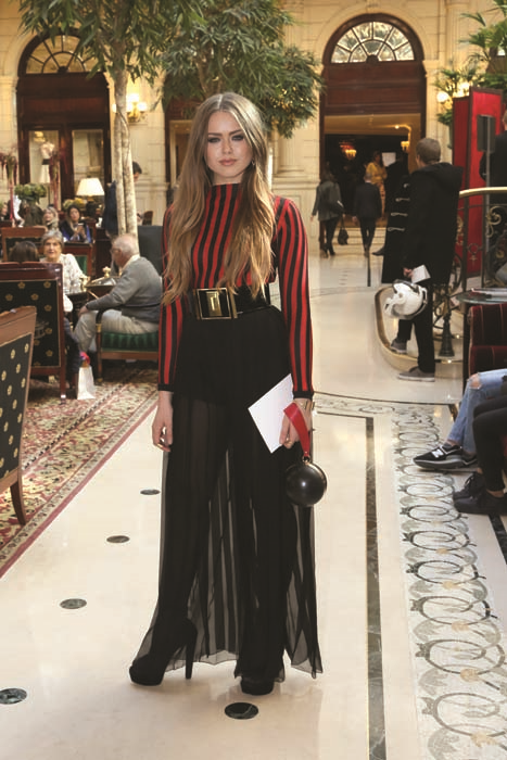 MODA HAFTALARININ SIKI TAKİPÇİSİ KRISTINA BAZAN GİYSİ TERCİHLERİYLE DİKKAT ÇEKİYOR