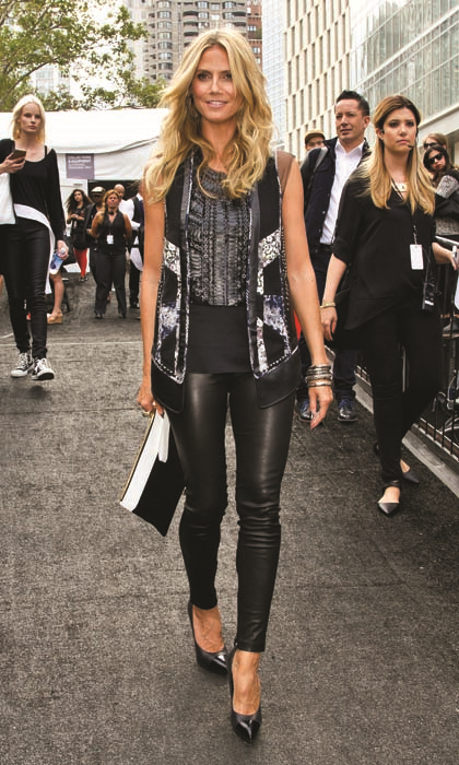 MODEL VE SUNUCU HEIDI KLUM HER ZAMAN HAVALI GÖZÜKMEYİ BAŞARIYOR