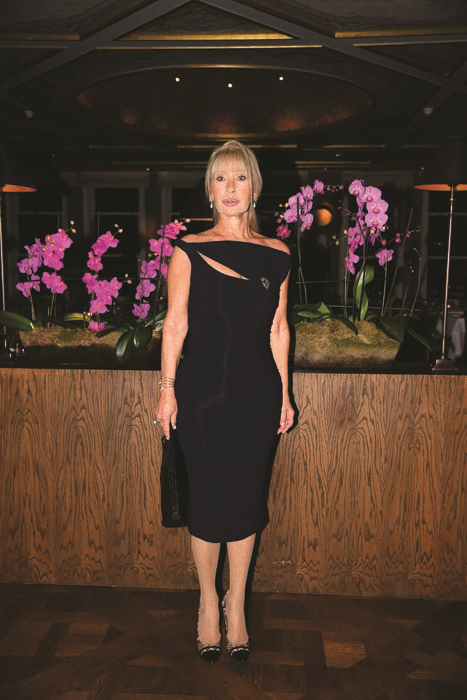 OGAN-ELA SOYSAL DAVETİNDE  BERNA KIRDAR’A  SÜRPRİZ YAŞ GÜNÜ 