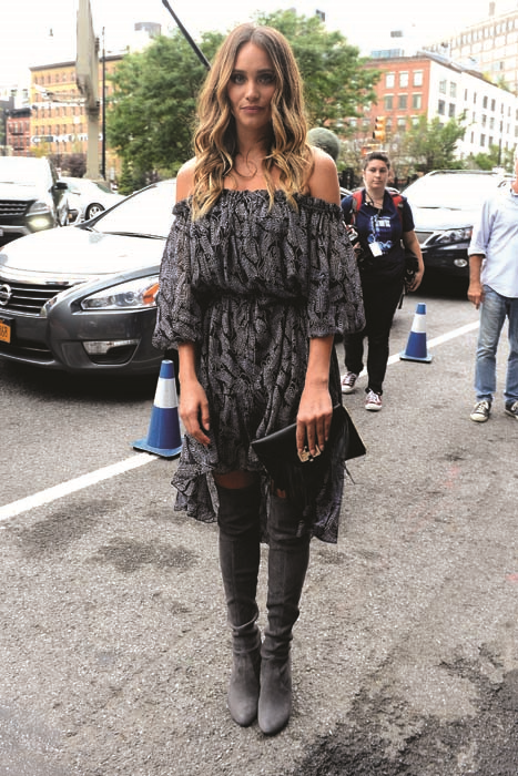 MODEL VE SUNUCU HANNAH DAVIS MİNİ ELBİSE TUTKUNU