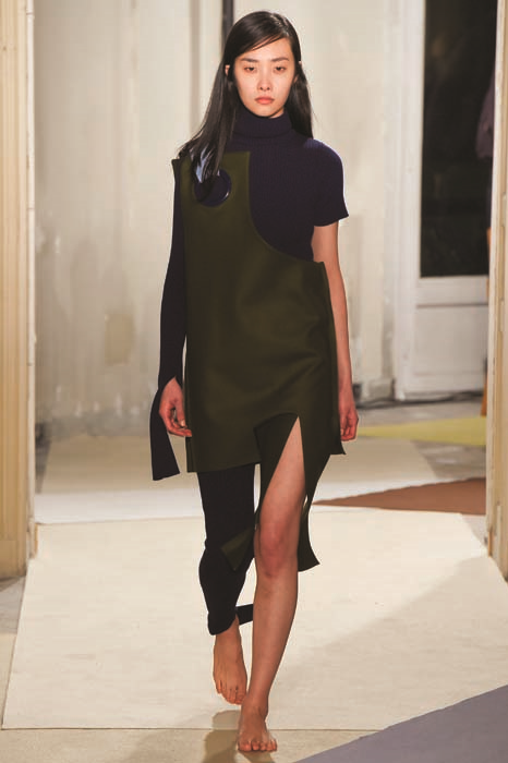 JACQUEMUS’UN YARATICISI SIMON PORTE GİYSİLERİYLE BİR HİKAYE ANLATIYOR