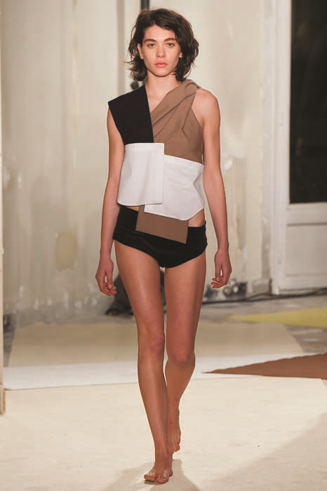 JACQUEMUS’UN YARATICISI SIMON PORTE GİYSİLERİYLE BİR HİKAYE ANLATIYOR