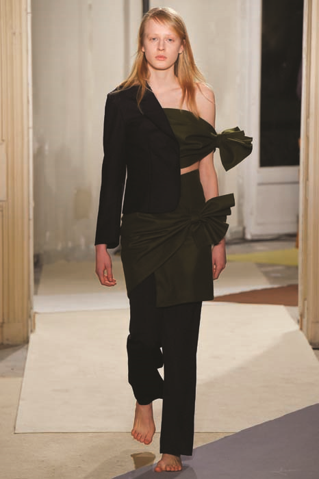 JACQUEMUS’UN YARATICISI SIMON PORTE GİYSİLERİYLE BİR HİKAYE ANLATIYOR